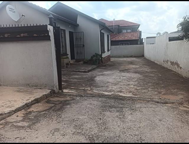 3 BEDROOM HOUSE FOR SALE IN MAHUBE VALLEY